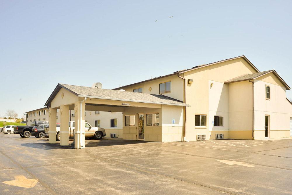 Super 8 By Wyndham Rockford I-90 Casino District Hotel Exterior photo